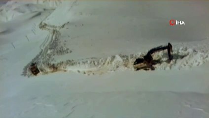 Kar kalınlığının 5 metreyi bulduğu Hakkari'de çalışmalar sürüyor