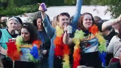 Elton John cumple 73 años a la espera de reanudar su gira de despedida