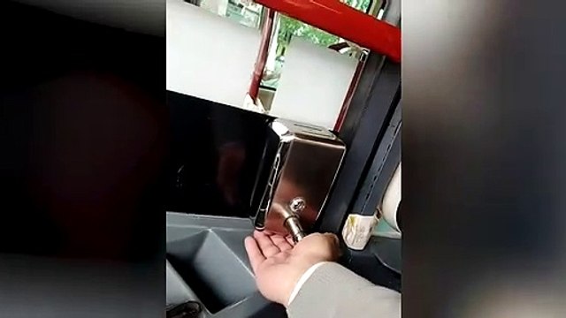 Los dispensadores sin gel en los autobuses de Sevilla