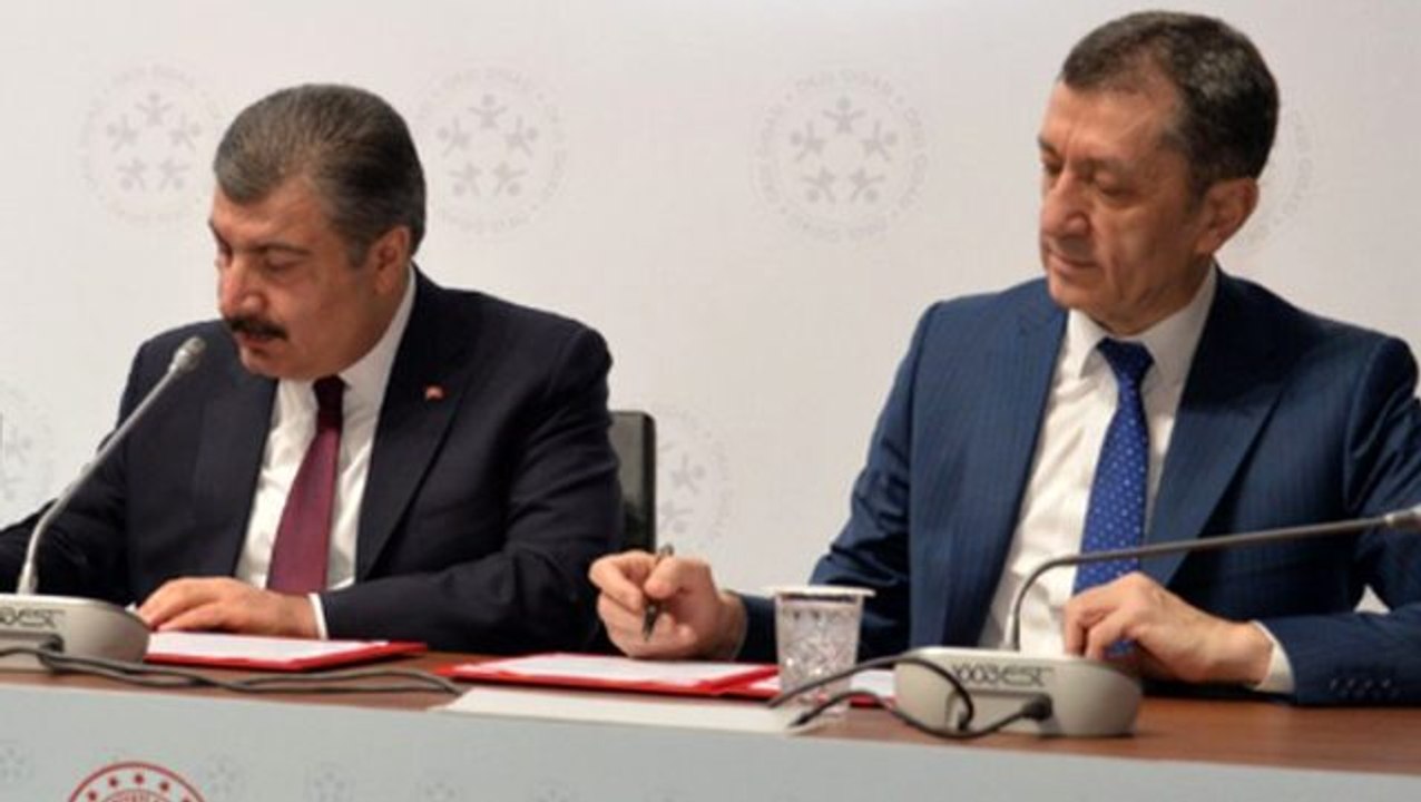 Bakanlar Ziya Selçuk ve Fahrettin Koca basın açıklaması yapıyor