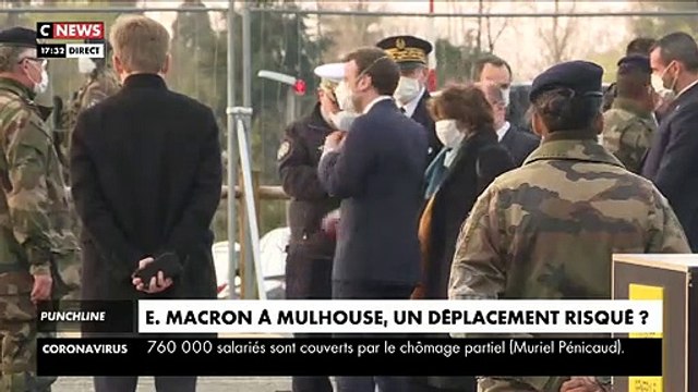 Emmanuel Macron est à Mulhouse au coeur de l'épidémie dans l'Hôpital Militaire - Il est équipé d'un masque de protection pour aller au contact des équipes