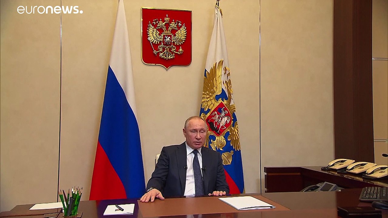 Владимир Путин перенес голосование по поправкам...