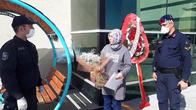 Jandarma ve polis sağlık çalışanlarını selamladı, sağlık personeli alkışladı