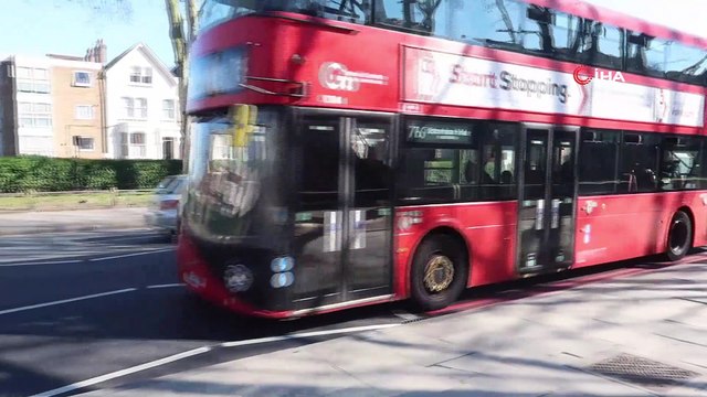 - Sokağa çıkma yasağı getirilen İngiltere'de postane ve market önünde uzun kuyruk oluştu- Günde 1 kez sokağa çıkma serbest