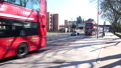 - Sokağa çıkma yasağı getirilen İngiltere'de postane ve market önünde uzun kuyruk oluştu- Günde 1...