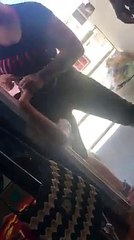 MAMA GOLPEA A LA HIJA QUE SE ESCONDE EN LA CASA DE LA VECINA