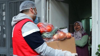 CZN Burak, dışarıya çıkamayan yüzlerce yaşlı vatandaşa yardım kolisi dağıttı