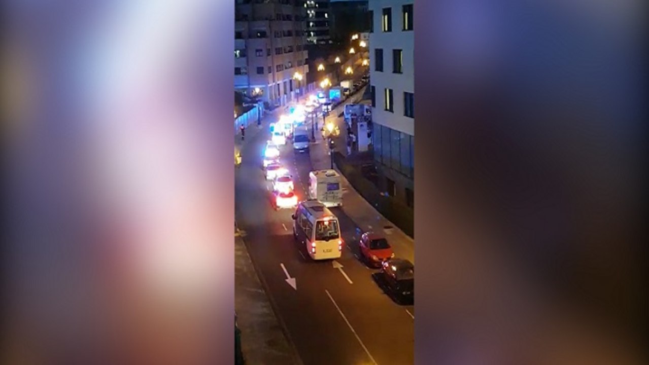 Vecinos de Oviedo aplauden a los sanitarios