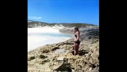 Elle s'amuse avec un geyser... Douche un peu trop puissante