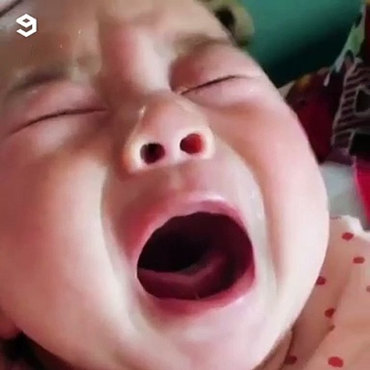 Un bébé surpris en pleine simulation de gros chagrin