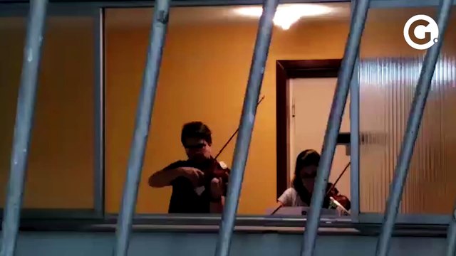 Maestro faz serenata para vizinhos em prédio do ES