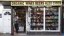 Koronavirüs: İngiltere'de alkollü içki satan mini marketler 'açık kalması gerekli satış noktaları'...