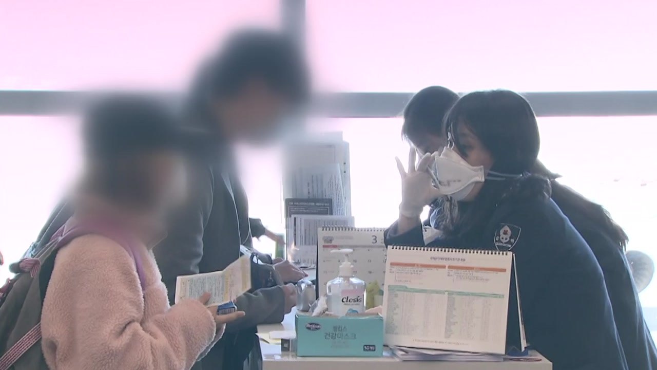 [더뉴스-더인터뷰] 추가 확진자 '절반 이상' 해외 유입...차단 '비상' / YTN