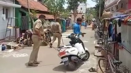 சார் அடிக்காதீங்க.. தடியடிக்கு பயந்து வேறொரு வீட்டில் நுழைந்த இளைஞர்.. வெளியே இழுத்து வெளுத்த போலீஸ்