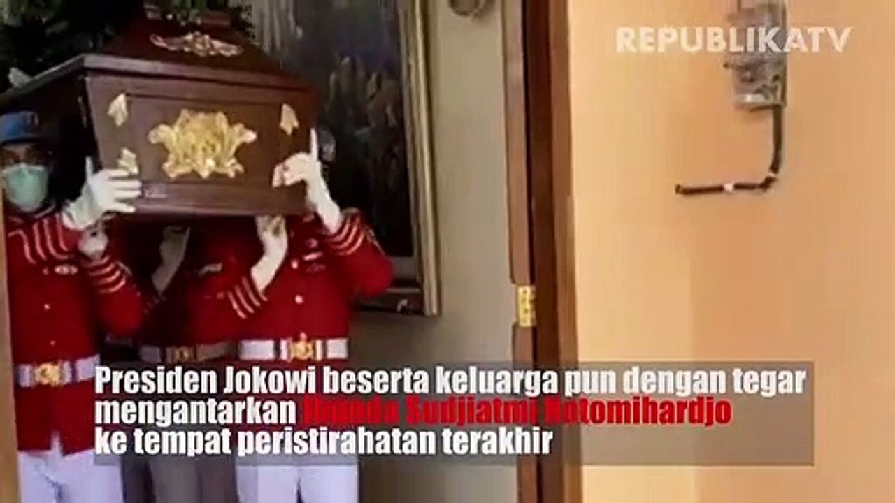 Ibunda Joko Widodo, Sujiatmi Notomiatdjo.