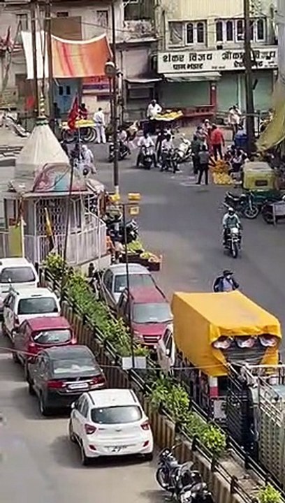 कर्फ्यू ढील के दौरान इंदौर लोहारपट्टी में लापरवाही का नज़ारा, सड़क पर लगी भीड़