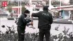 Taksim Meydanı'nda aç kalan güvercinleri polisler besledi
