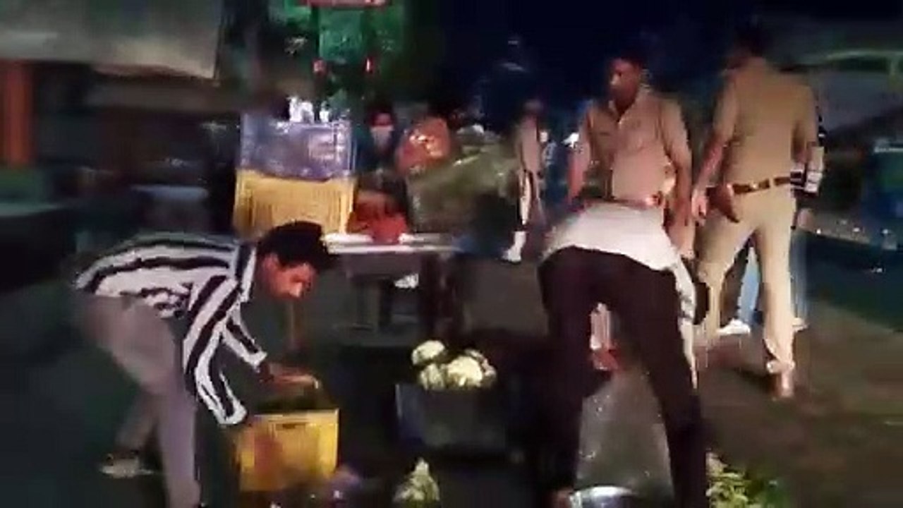 इटावा: लॉकडाउन का पालन न करने पर पुलिस ने किया लाठीचार्ज, देखिए वीडियों