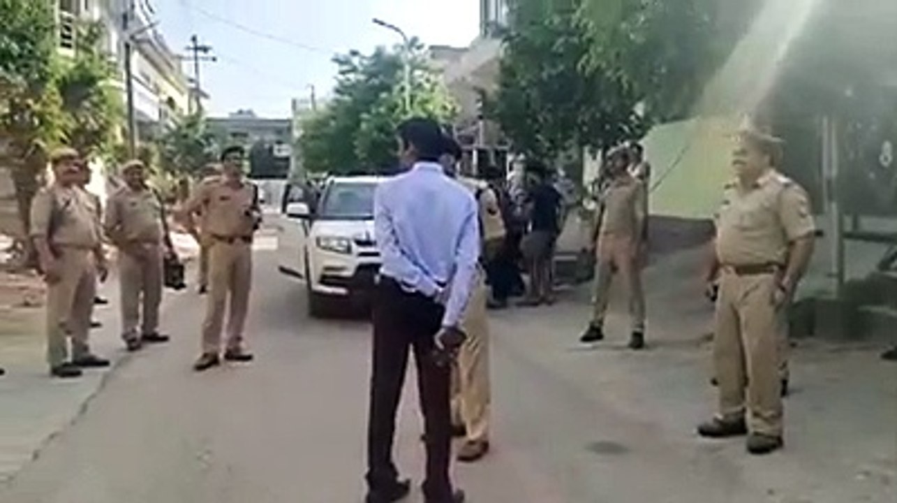 मैनपुरी: कोरोना के कहर के चलते डीएम व एसपी ने किया फ्लेग मार्च