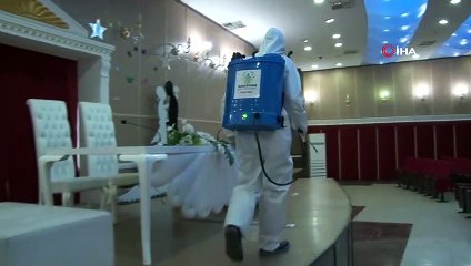 Maske ve eldivenle dünyaevine giren çifti telekonferansla tebrik ettiler