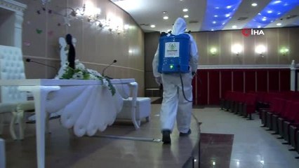 Maske ve eldivenle dünyaevine giren çifti telekonferansla tebrik ettiler