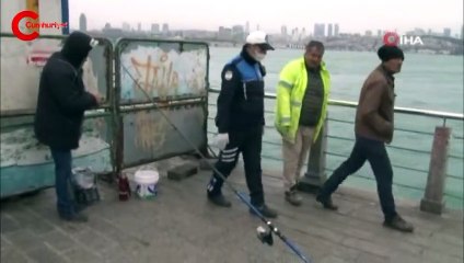 Üsküdar'da bariyerlerin arkasına saklanıp balık tutmak istedi zabıtaya yakalandı