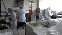 Gönüllü usta öğreticiler sağlık kuruluşları için maske yapıyor