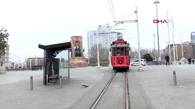 TAKSİM MEYDANI VE İSTİKLAL CADDESİ BOŞ KALDI; SON SİMİTÇİ DE TEZGAHINI KAPATIYOR