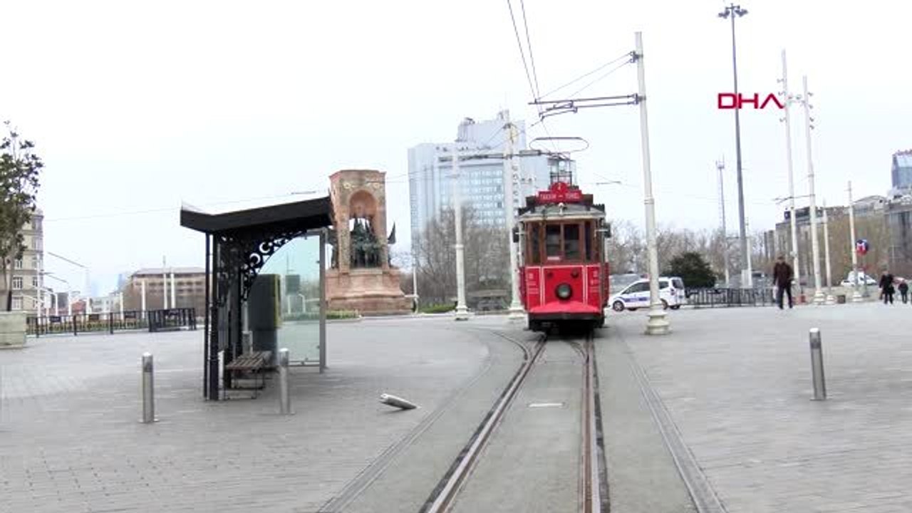 TAKSİM MEYDANI VE İSTİKLAL CADDESİ BOŞ KALDI; SON SİMİTÇİ DE TEZGAHINI KAPATIYOR