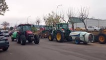 Tractores desinfectan las calles de Mérida