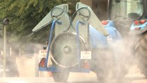 Desinfectan las calles de Mérida con tractores