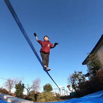 Slackline : cet enfant fait un backflip en équilibre !