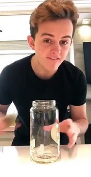 Un rouleau de sopalin comme paille : il avale de travers LOL !