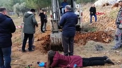 Kadın profesör, BİYOM Merkezi arazisindeki çalışmayı durdurmak için kepçenin önüne yattı