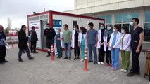 Erciş'te sağlık çalışanlarına karanfil dağıtıldı