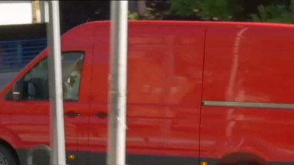 Funerarias y furgonetas de la UME hacen cola para entrar en la morgue del Palacio de Hielo