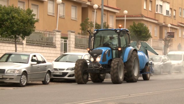Agricultores desinfectan de forma voluntaria las calles de Mérida