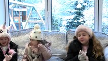 Sophia, Isabella  e Alice Brincando de Neve e Montando um Boneco de Neve