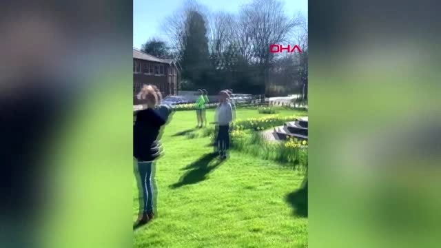 Koronavirüs nedeniyle kendini izole eden yaşlı adama doğum günü sürprizi