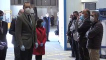 El Rey Felipe visita con mascarilla a enfermos de coronavirus