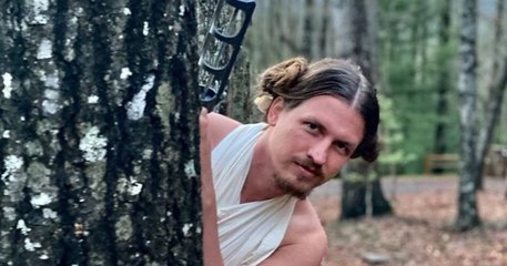 Pour s'occuper pendant le confinement, une jeune femme s'amuse à reproduire des coiffures célèbres sur son petit copain