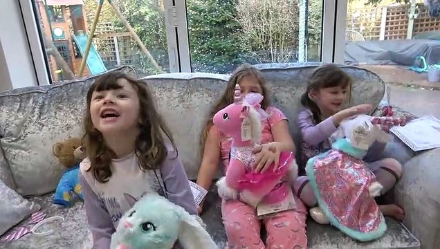 Sophia, Isabella e Alice - Brincando com Unicórnios, Urso e Barbie