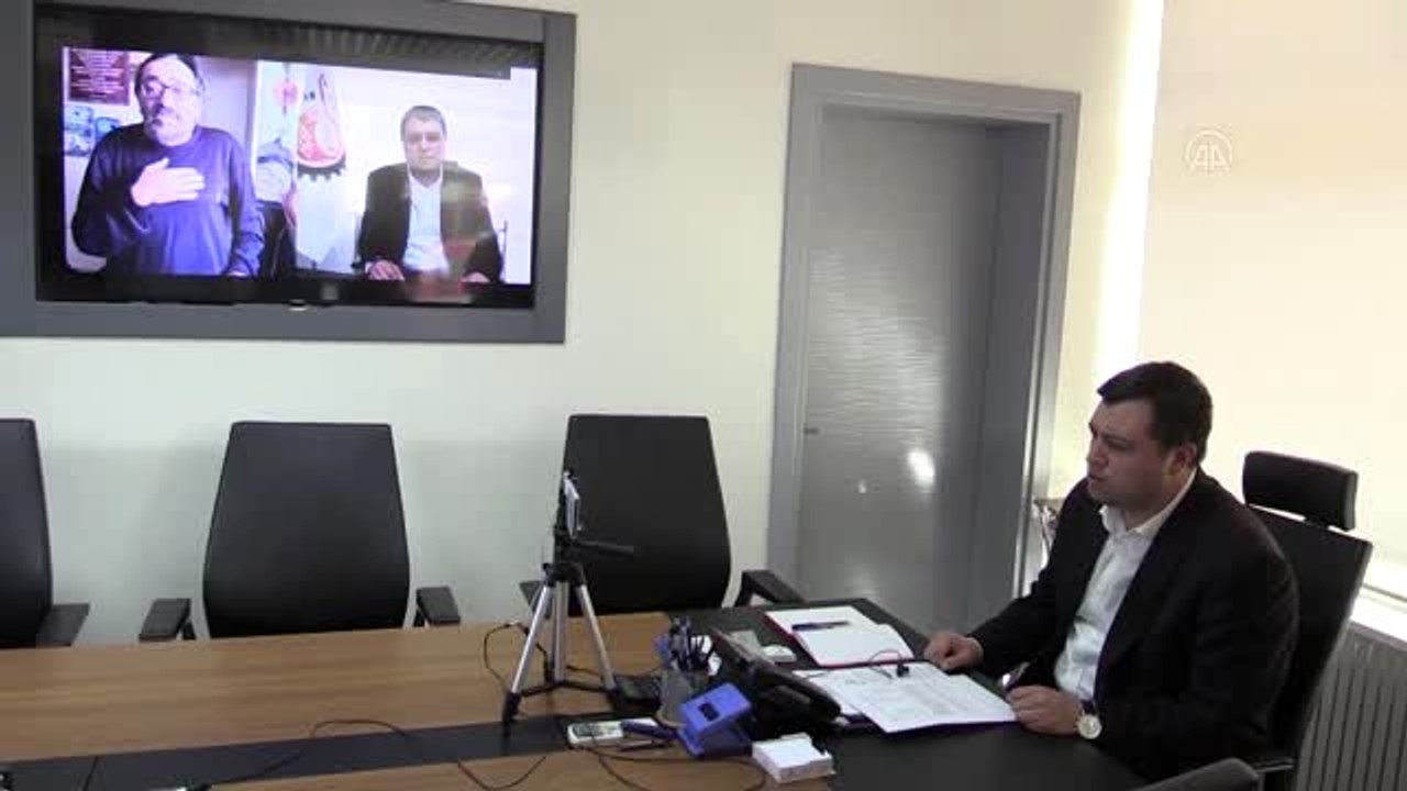 Uşak Belediye Başkanı Mehmet Çakın, vatandaşlarla telekonferans yöntemiyle görüşüyor