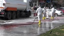 Cadde ve sokaklar koronavirüse karşı köpükle yıkandı