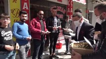 Belediye Başkanı Rasim Arı, vatandaşlara maske, eldiven ve kolonya dağıttı