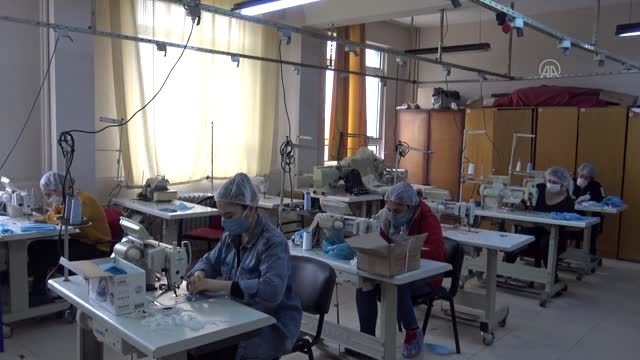 Lise öğrencileri sağlıkçılar için maske üretiyor