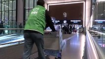Havalimanında mahsur kalan yabancı yolculara insani yardım
