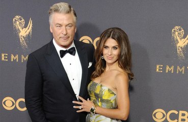 Alec e Hilaria Baldwin não discutem coronavírus na frente de seus filhos