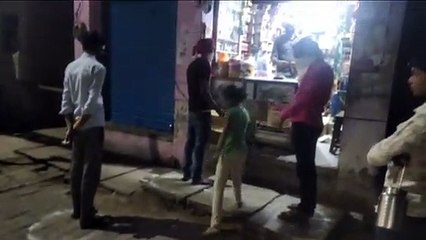 इटावा: बकेवर पुलिस ने मेडिकल स्टोर पर डिस्टेंस रखने के लिए बनाए गोले