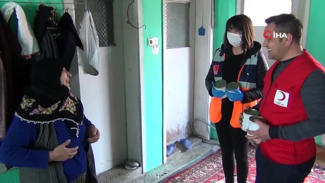 'Kuzularıma Yem İstiyorum' Dedi, Görevliler 'Torunları' Sanıp Evine Yardım Kolisi Getirdi